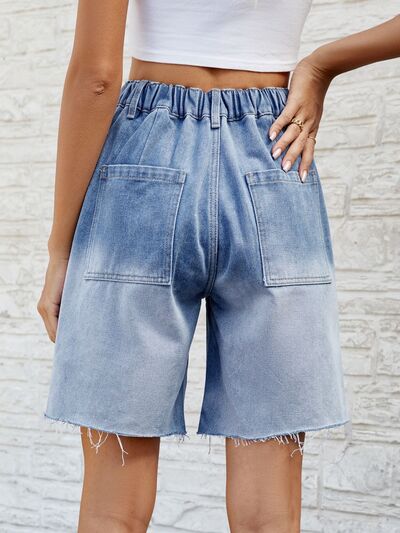 Shorts de mezclilla con botones, dobladillo sin rematar y bolsillos