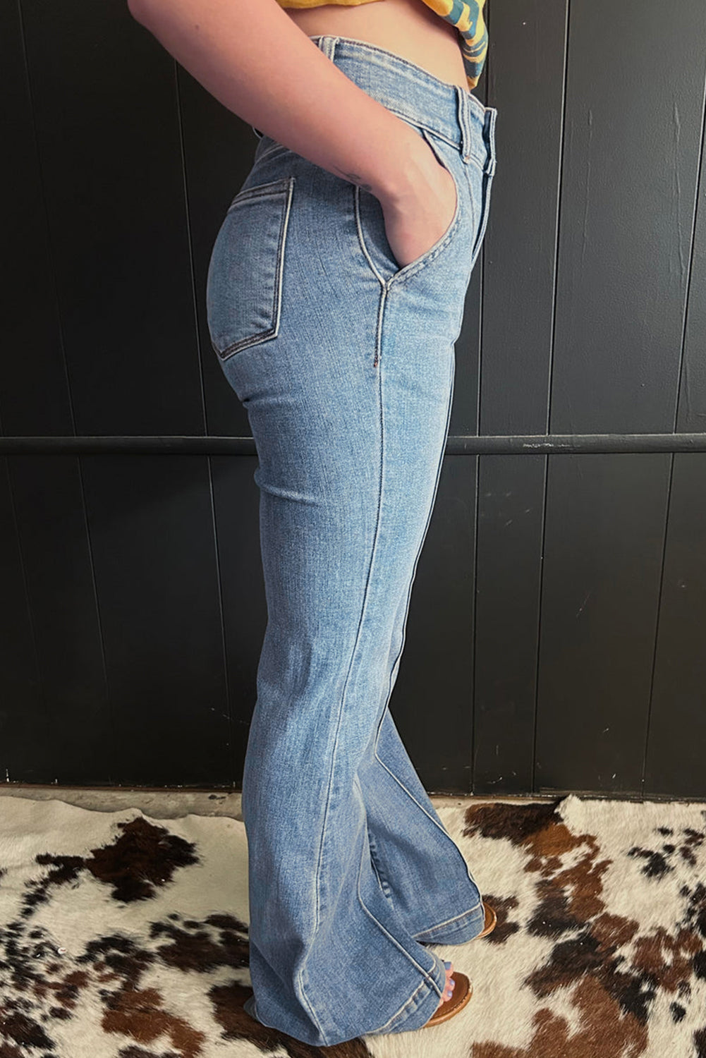 Jeans acampanados azul crepúsculo de cintura alta, con botones y ribete de vivo