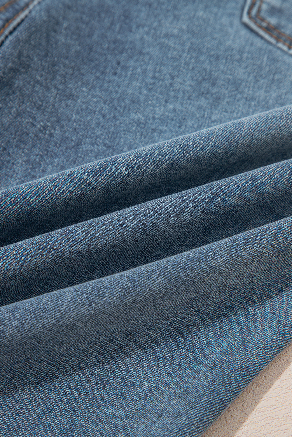 Jeans acampanados azul crepúsculo de cintura alta, con botones y ribete de vivo