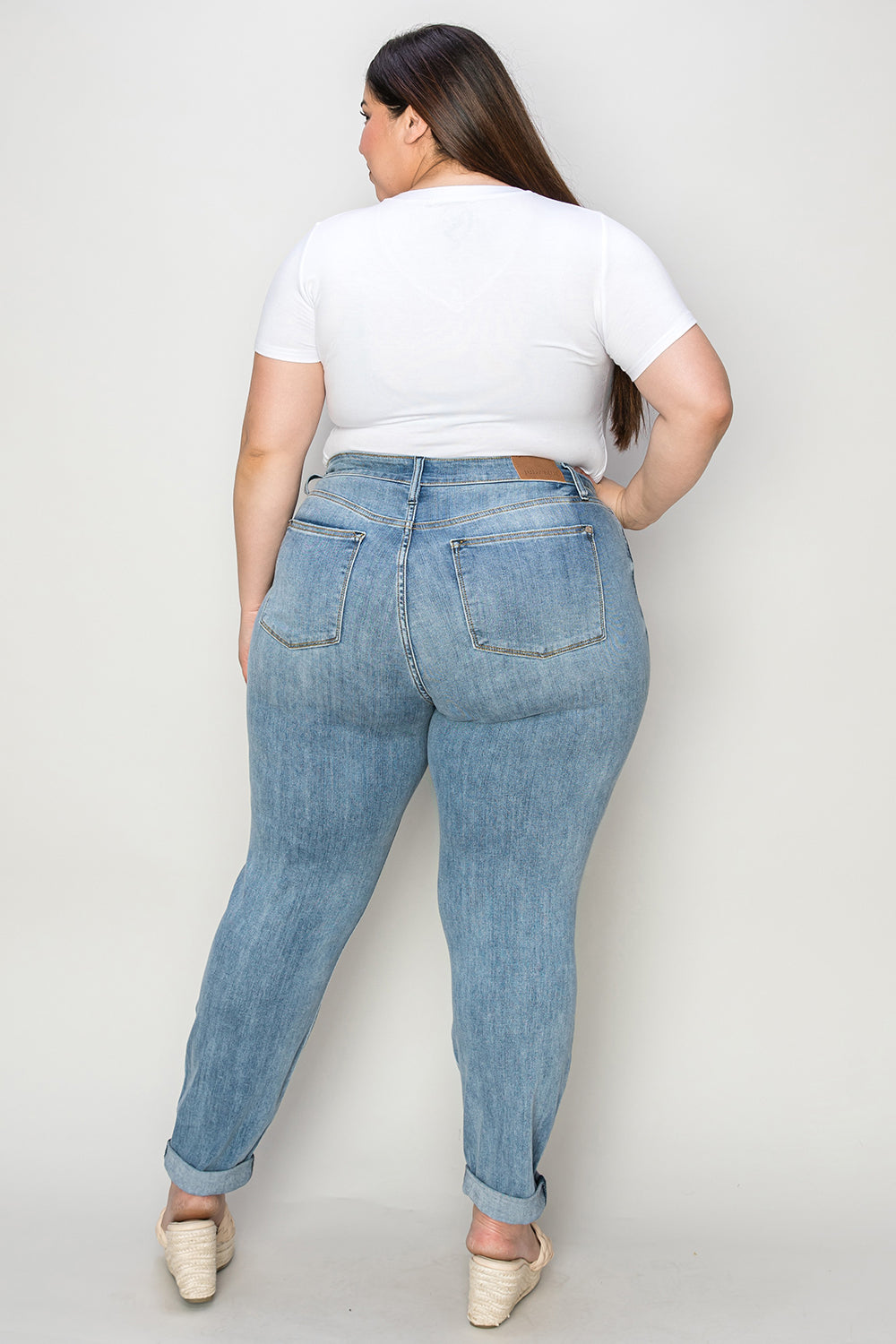Judy Blue Jeans slim de tiro bajo con dobladillo vuelto, en tallas completas
