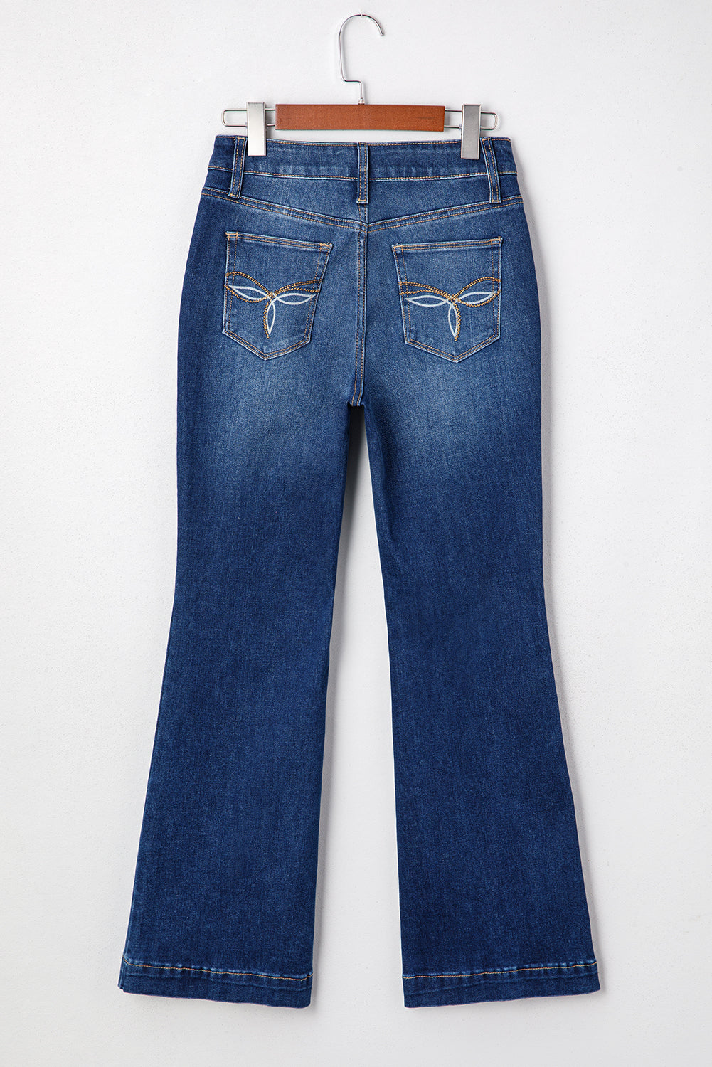 Vaqueros bootcut azul vela con bolsillos de parche y pespuntes