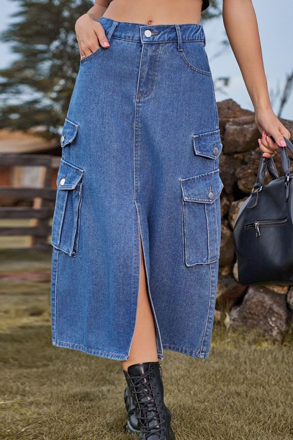 Falda midi de mezclilla con abertura frontal y bolsillos