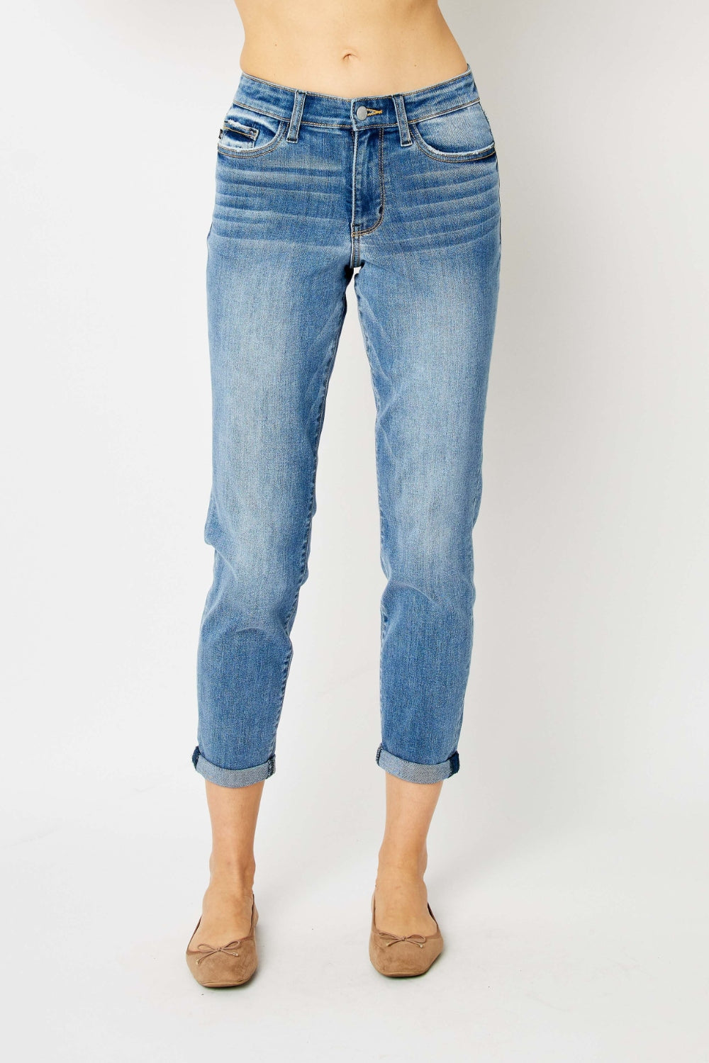 Judy Blue Jeans slim de tiro bajo con dobladillo vuelto, en tallas completas