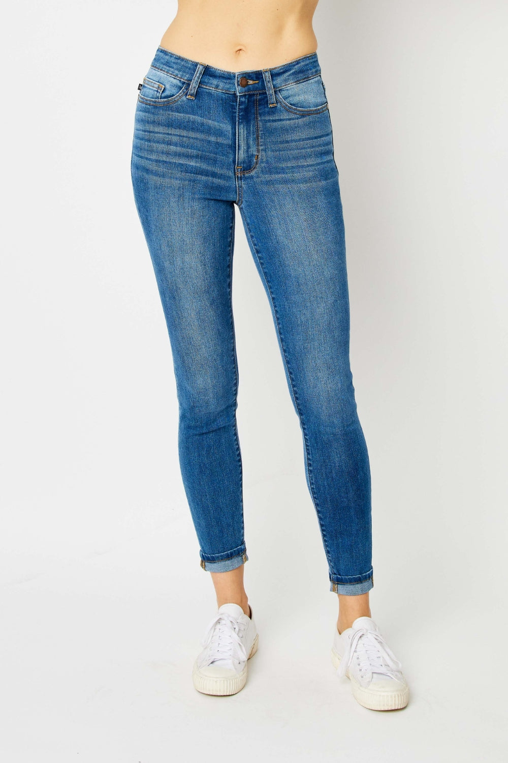 Judy Blue Jeans pitillo de talle bajo con dobladillo vuelto, en tallas extendidas