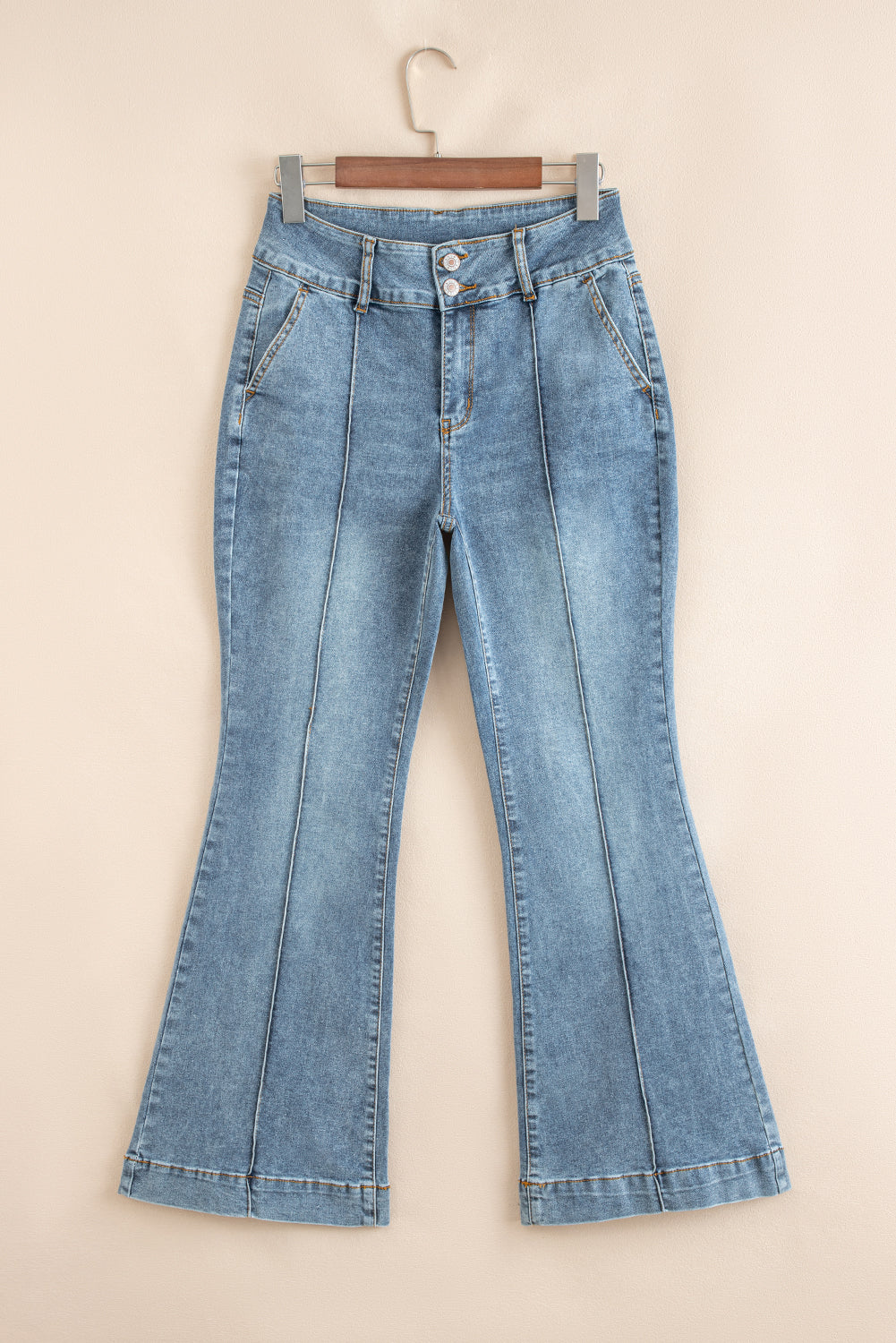 Jeans acampanados azul crepúsculo de cintura alta, con botones y ribete de vivo