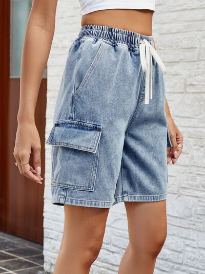 Pantalones cortos de mezclilla con cordón y bolsillos
