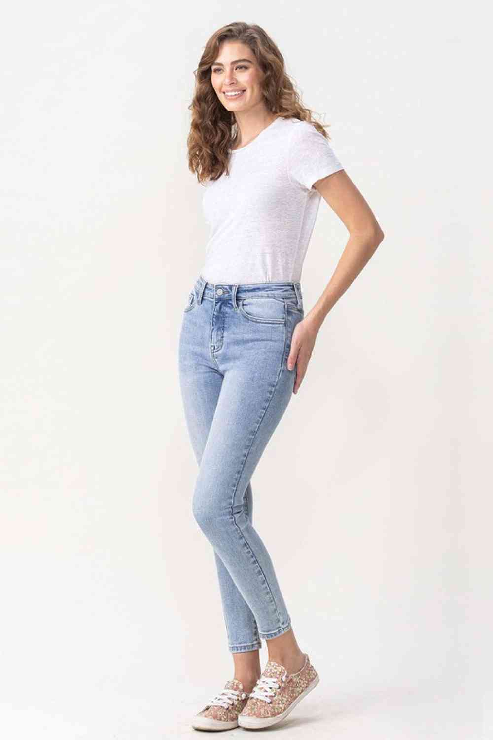 Jeans pitillo cropped de tiro alto Talia de Lovervet, tallas grandes