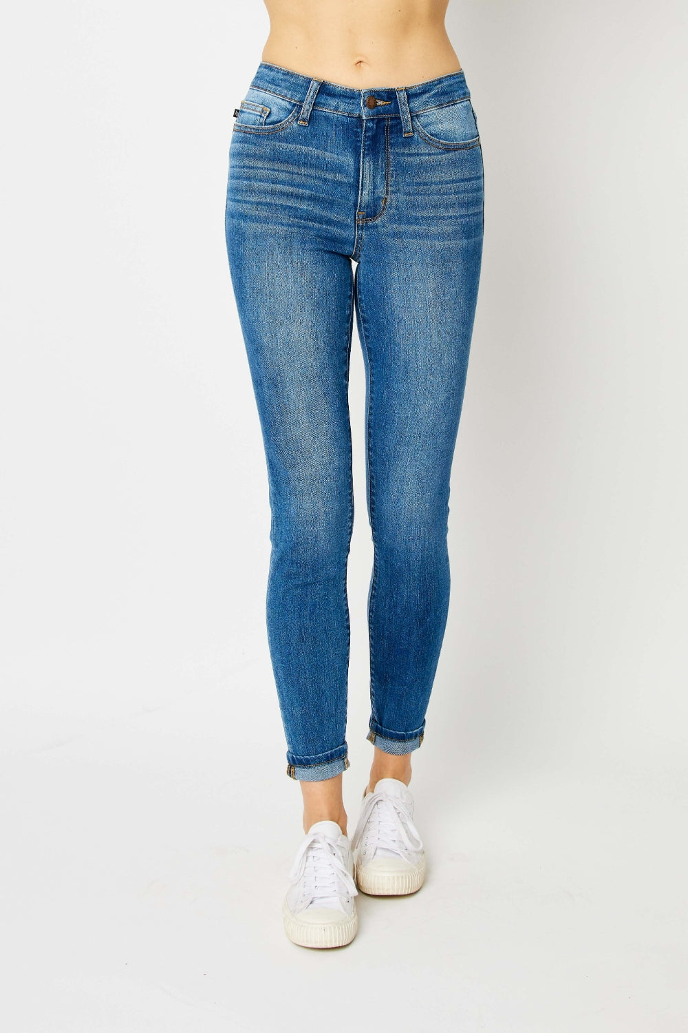 Judy Blue Jeans pitillo de talle bajo con dobladillo vuelto, en tallas extendidas