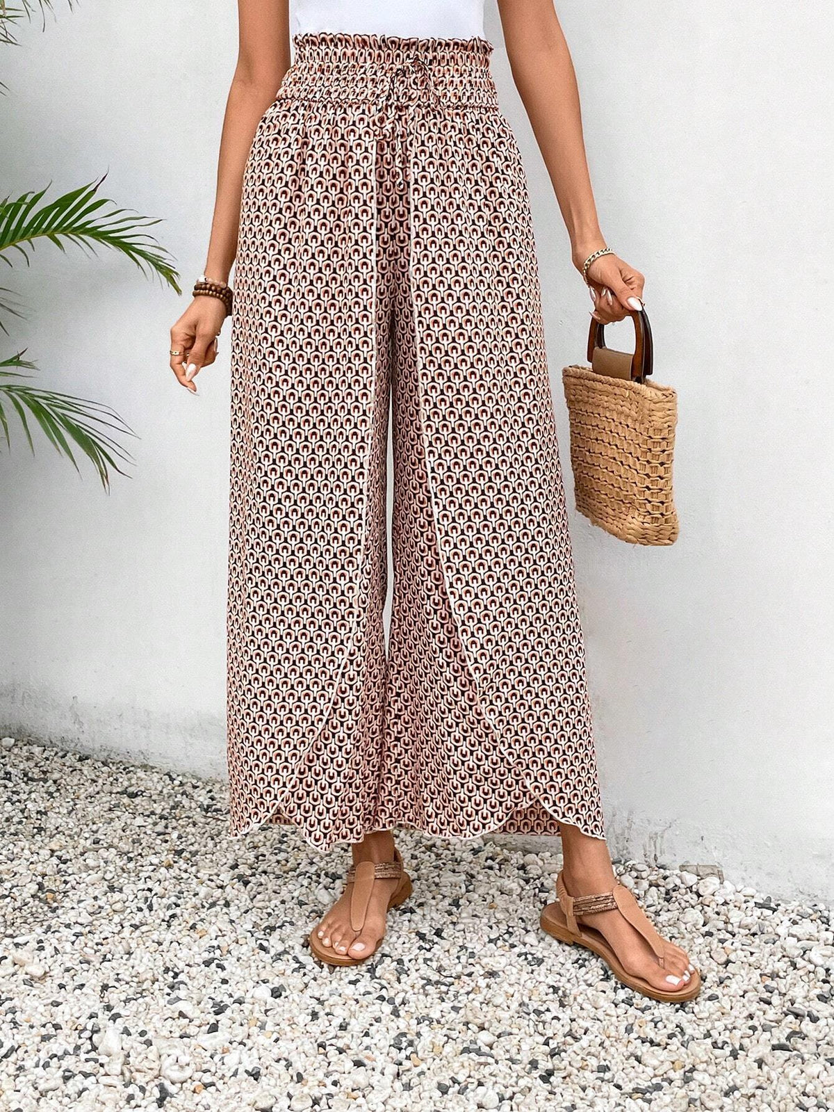 Pantalones negros de pierna ancha con estampado floral, fruncido y abertura lateral