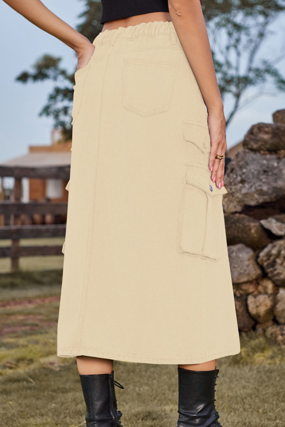 Falda midi de mezclilla con abertura frontal y bolsillos