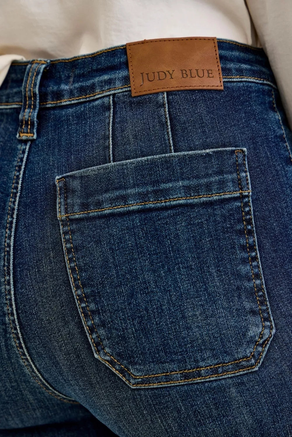 Jeans utilitarios Judy Blue de cintura alta, pierna ancha y corte cropped, con bolsillo de parche
