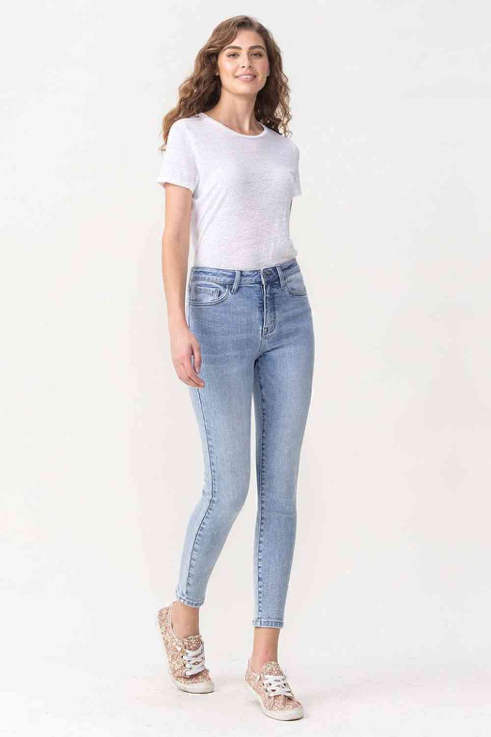 Jeans pitillo cropped de tiro alto Talia de Lovervet, tallas grandes