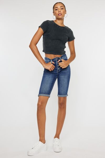 Shorts de mezclilla Kancan de talla grande, con efecto bigotes de gato y cierre de botones