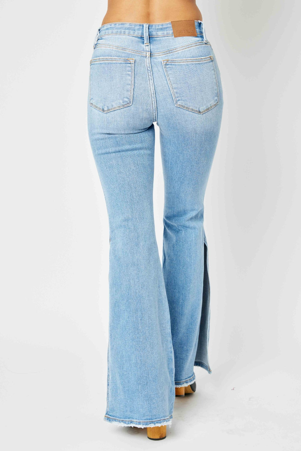 Jeans acampanados Judy Blue de tiro medio, en tallas completas, con dobladillo sin rematar y abertura en el bajo