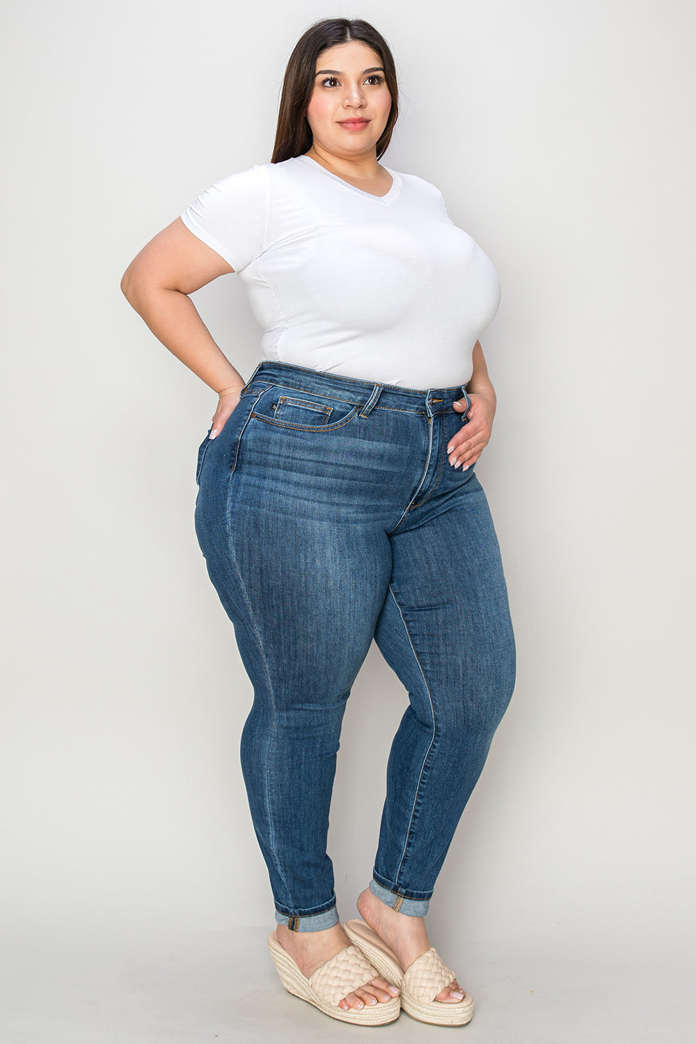 Judy Blue Jeans pitillo de talle bajo con dobladillo vuelto, en tallas extendidas