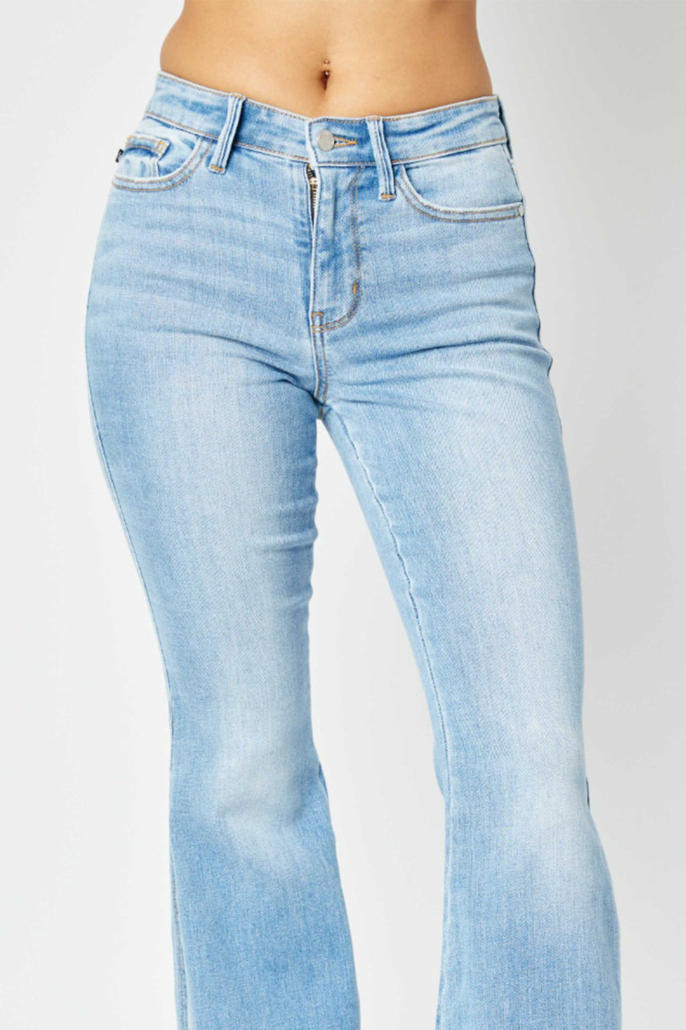 Jeans acampanados Judy Blue de tiro medio, en tallas completas, con dobladillo sin rematar y abertura en el bajo