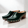 Mules Sutton con tachuelas efecto cocodrilo