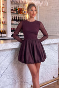 Vestido mini 2 en 1 color ciruela con top de malla con pedrería y dobladillo abullonado