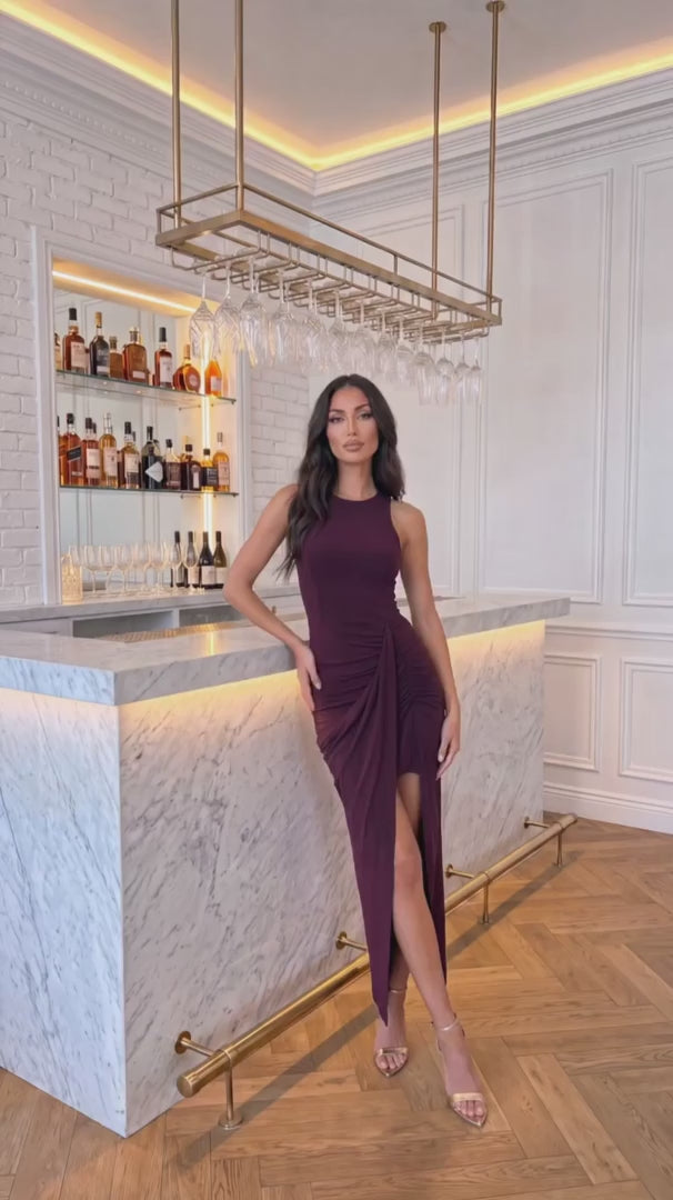 Vestido midi color ciruela con bajo asimétrico fruncido