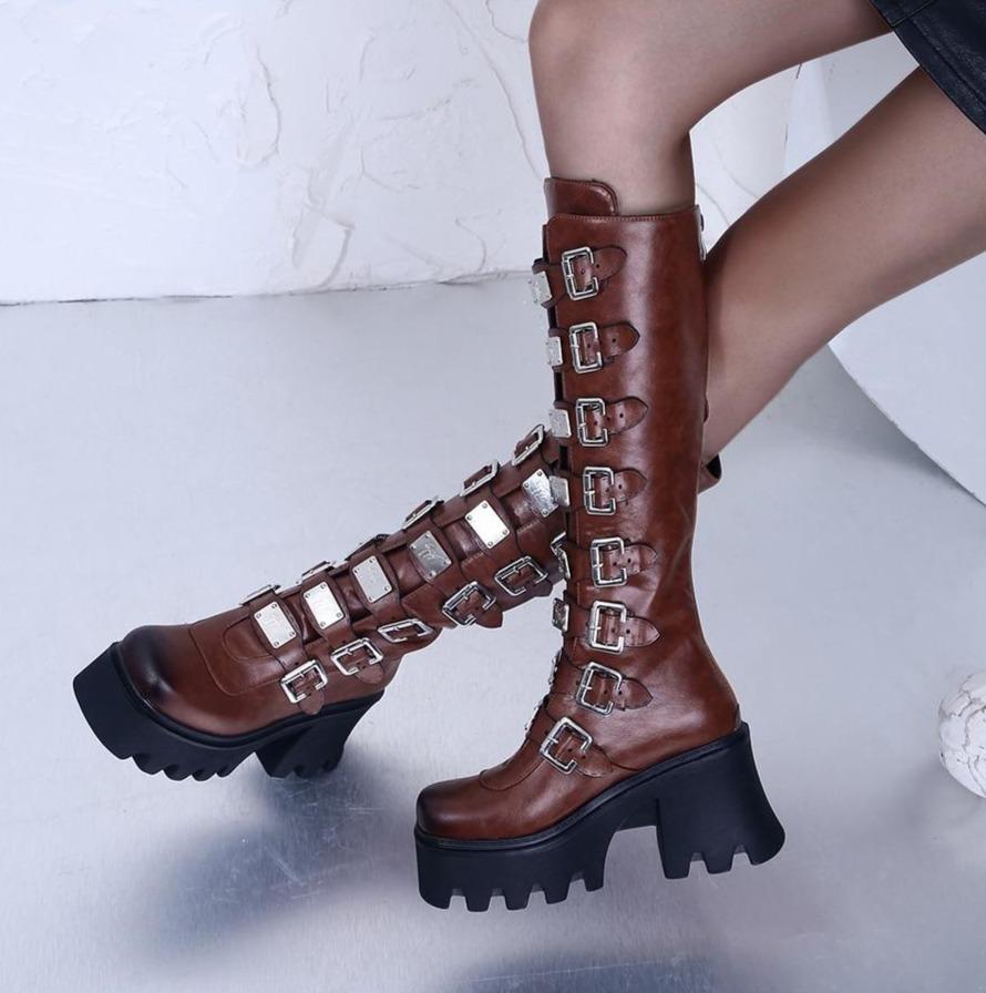 Botas largas metálicas