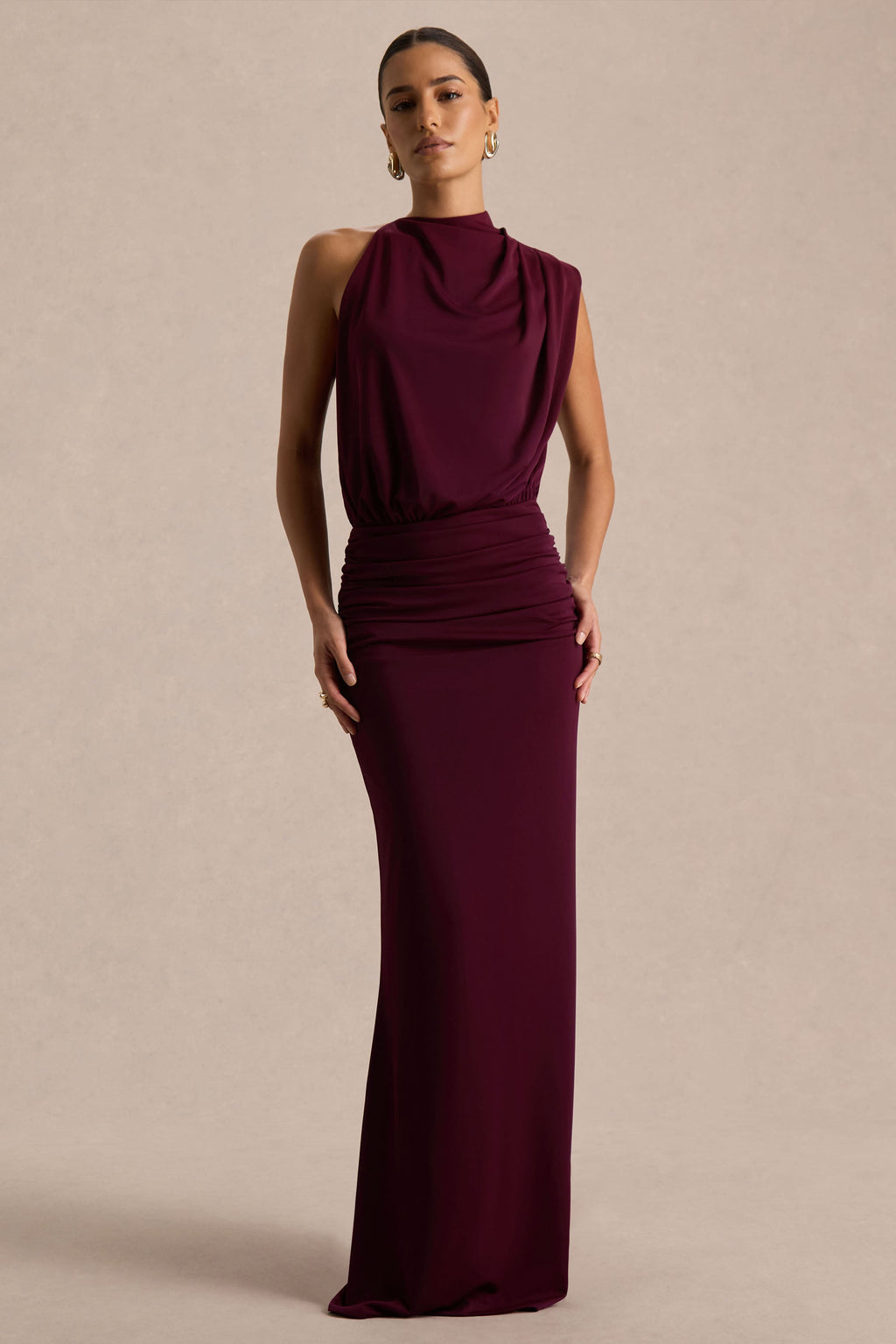 Umaira | Vestido largo burdeos fruncido con cuello alto y detalle drapeado