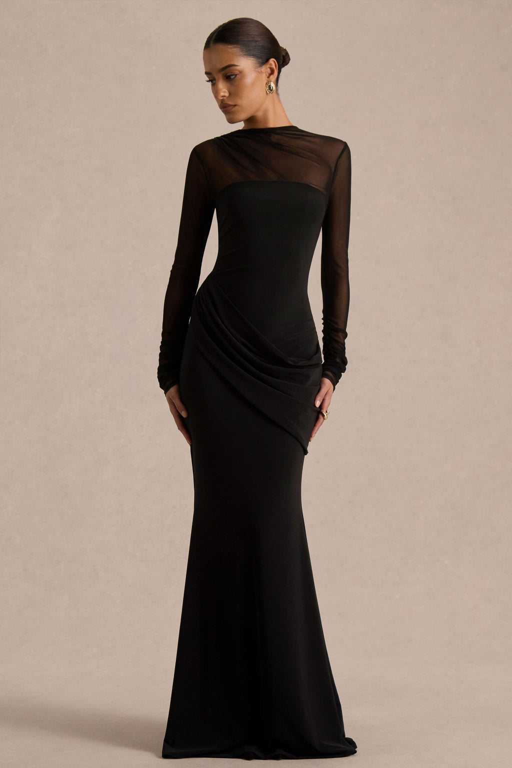 Deema | Vestido largo negro de punto con cuello alto, manga larga y fruncido