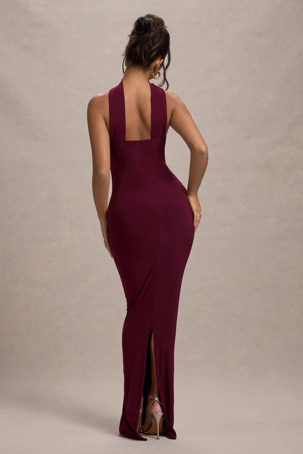 Nobu | Vestido largo con escote bandeau y cuello halter en color burdeos