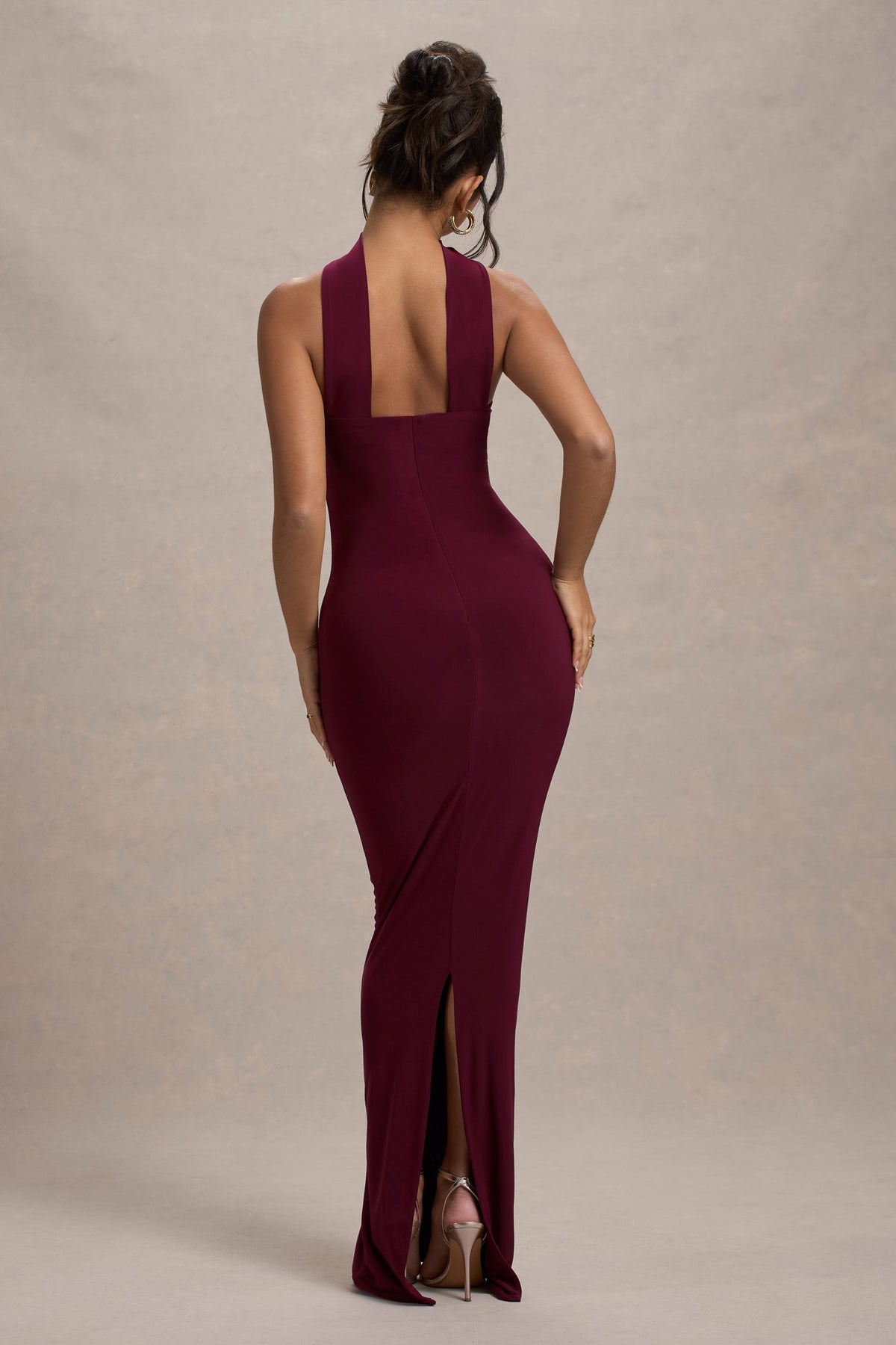 Nobu | Vestido largo con escote bandeau y cuello halter en color burdeos