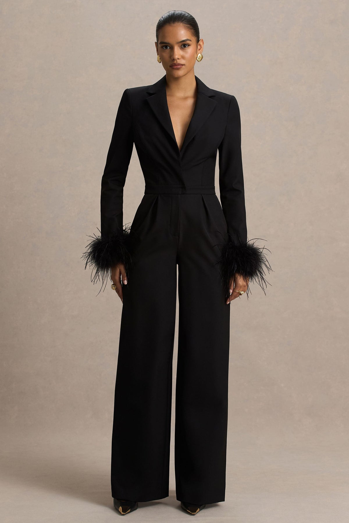 Lissy | Mono negro con escote en V y mangas adornadas con plumas