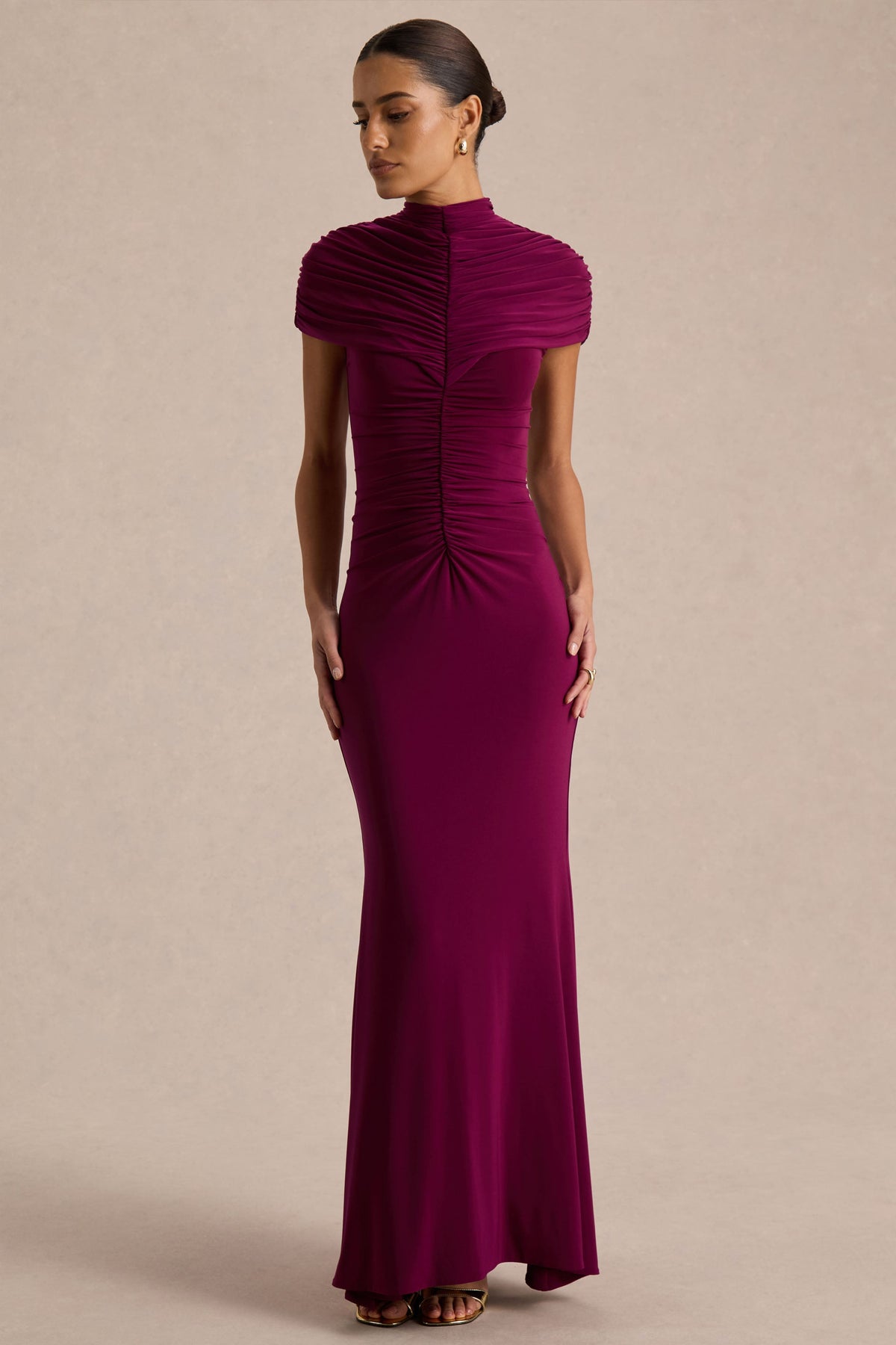 Azaria | Vestido largo burdeos de cuello alto con detalles fruncidos