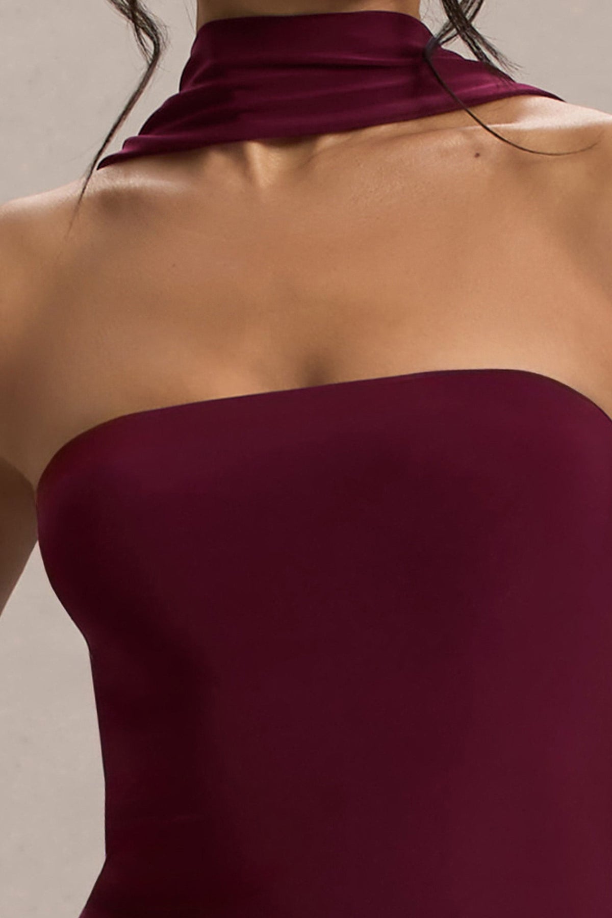 Nobu | Vestido largo con escote bandeau y cuello halter en color burdeos