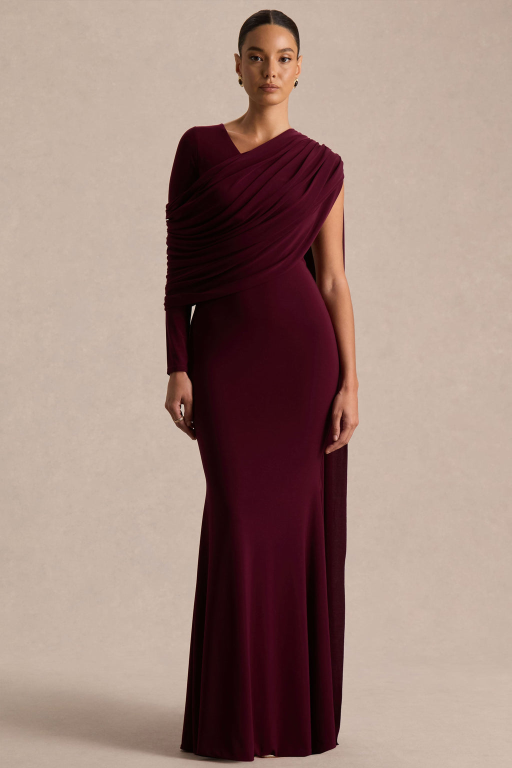 Rubelle | Vestido largo burdeos con escote asimétrico y detalle drapeado
