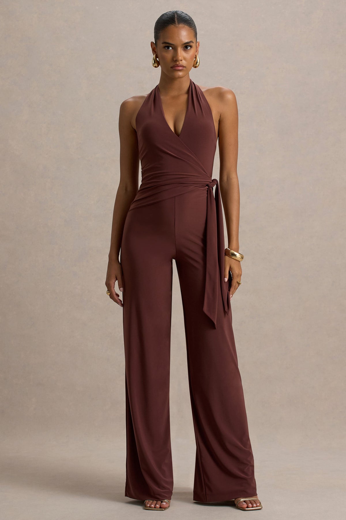 Marlais | Mono color chocolate con escote profundo y lazo en la cintura