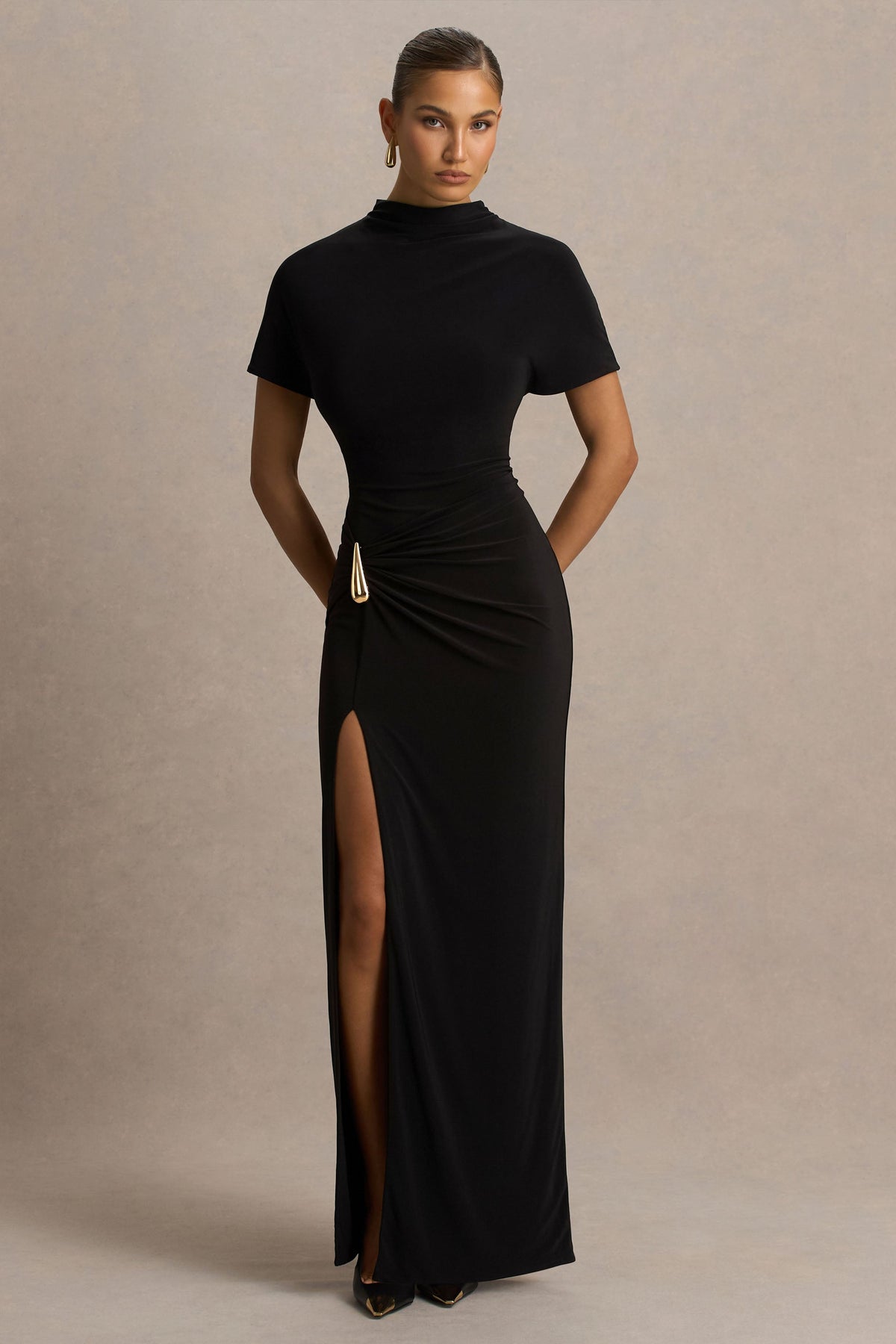 Arlena | Vestido largo negro con escote alto y detalle envolvente