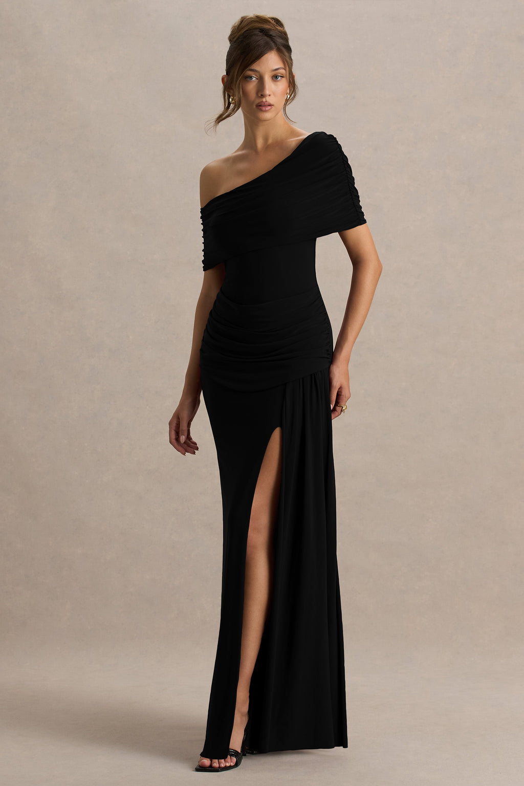 Dynasty | Vestido largo negro con escote asimétrico, detalles fruncidos y abertura alta frontal