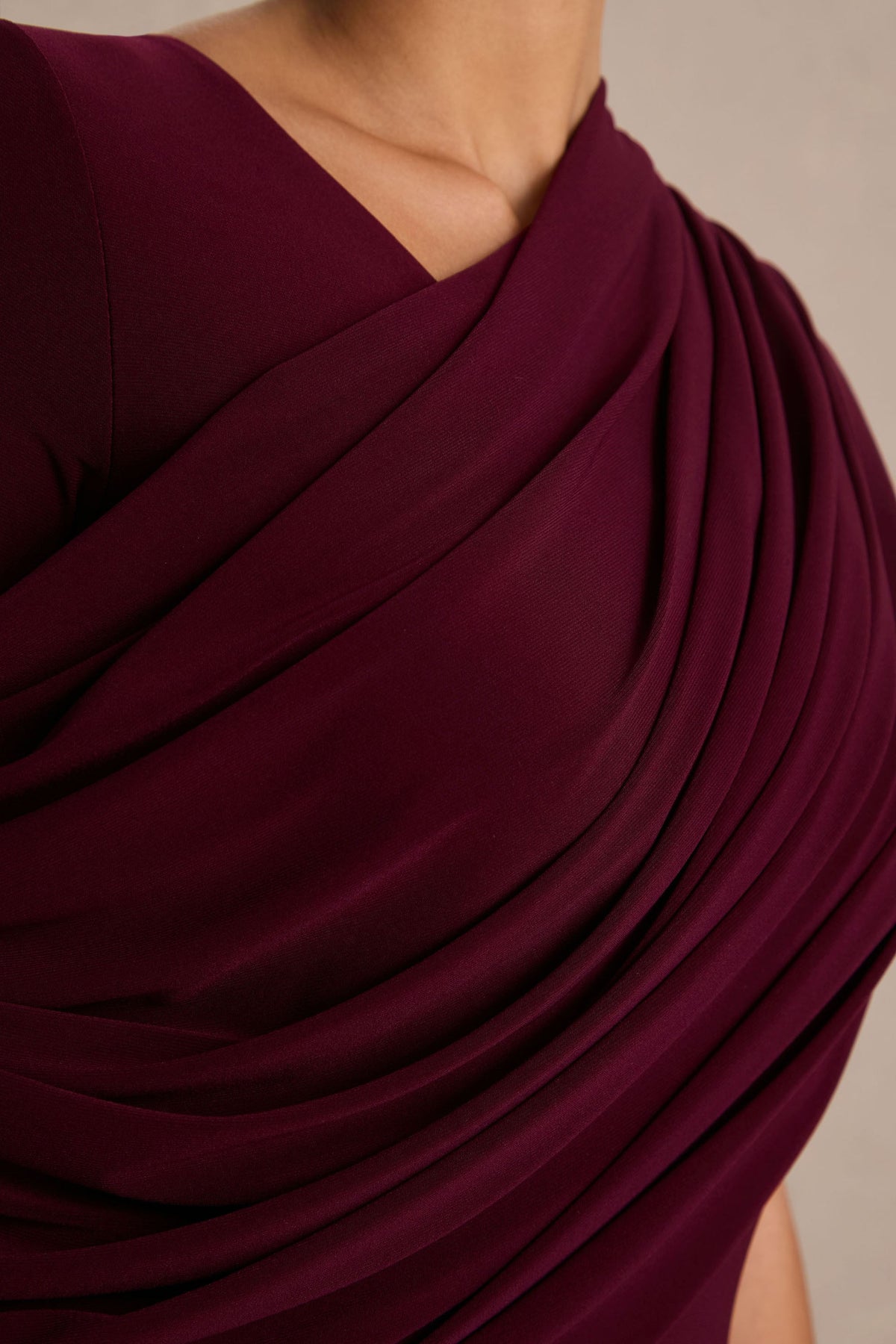 Rubelle | Vestido largo burdeos con escote asimétrico y detalle drapeado