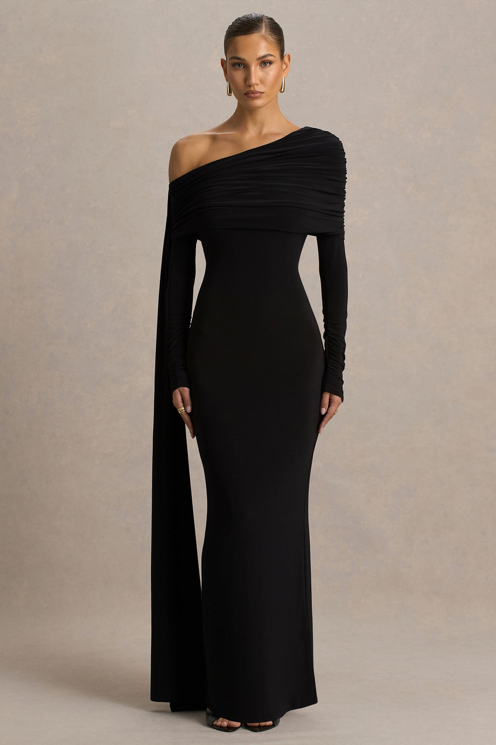 Octavia | Vestido largo negro con escote Bardot, capa y detalles fruncidos