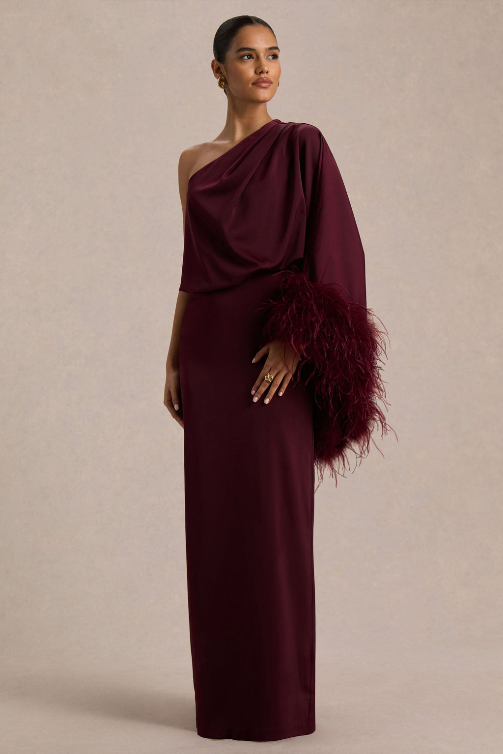 Felicity | Vestido Largo Burdeos de Satén con Escote Asimétrico, Plumas y Detalles Fruncidos