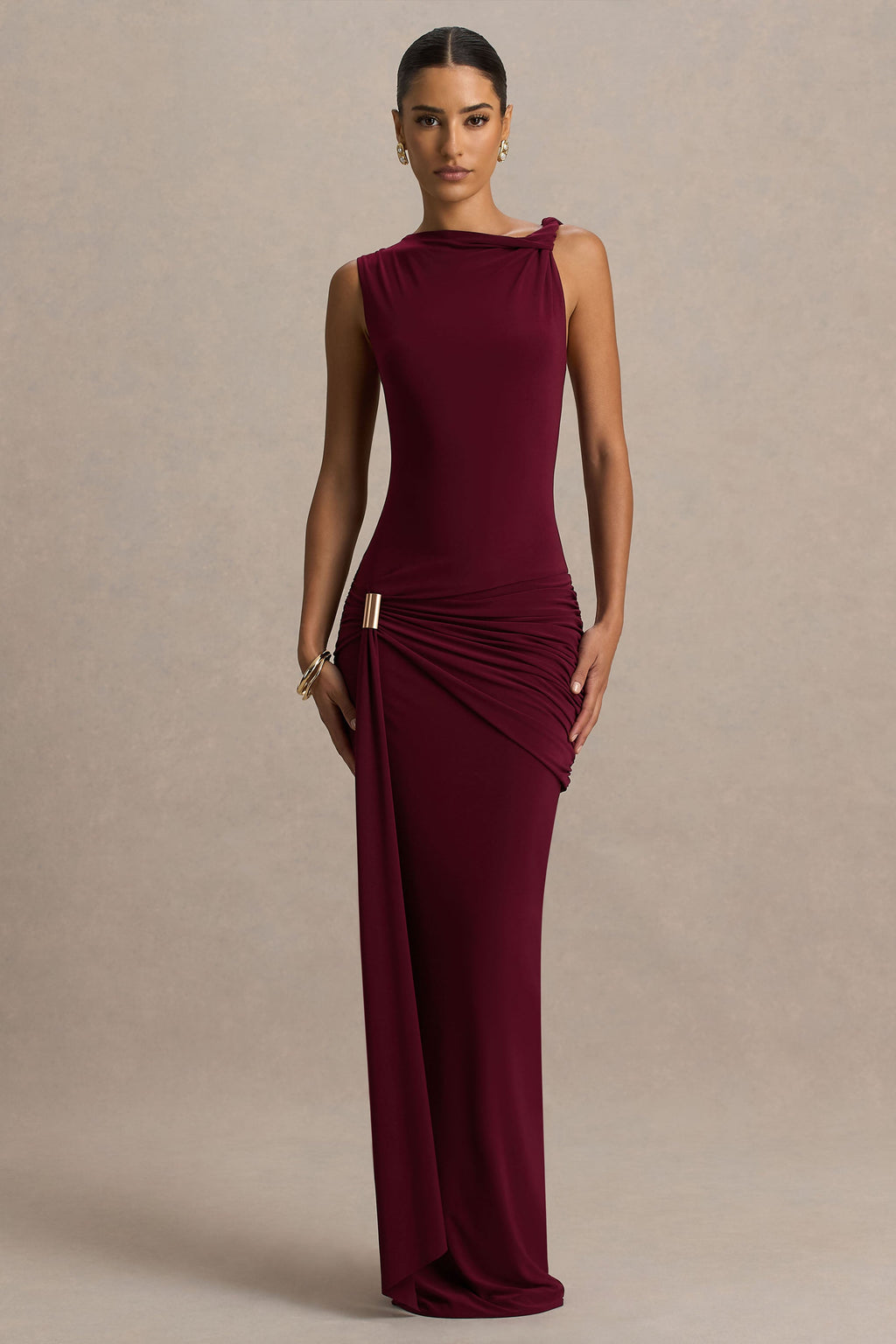 Decadence | Vestido largo burdeos de cuello alto con manga retorcida y detalle de lazo
