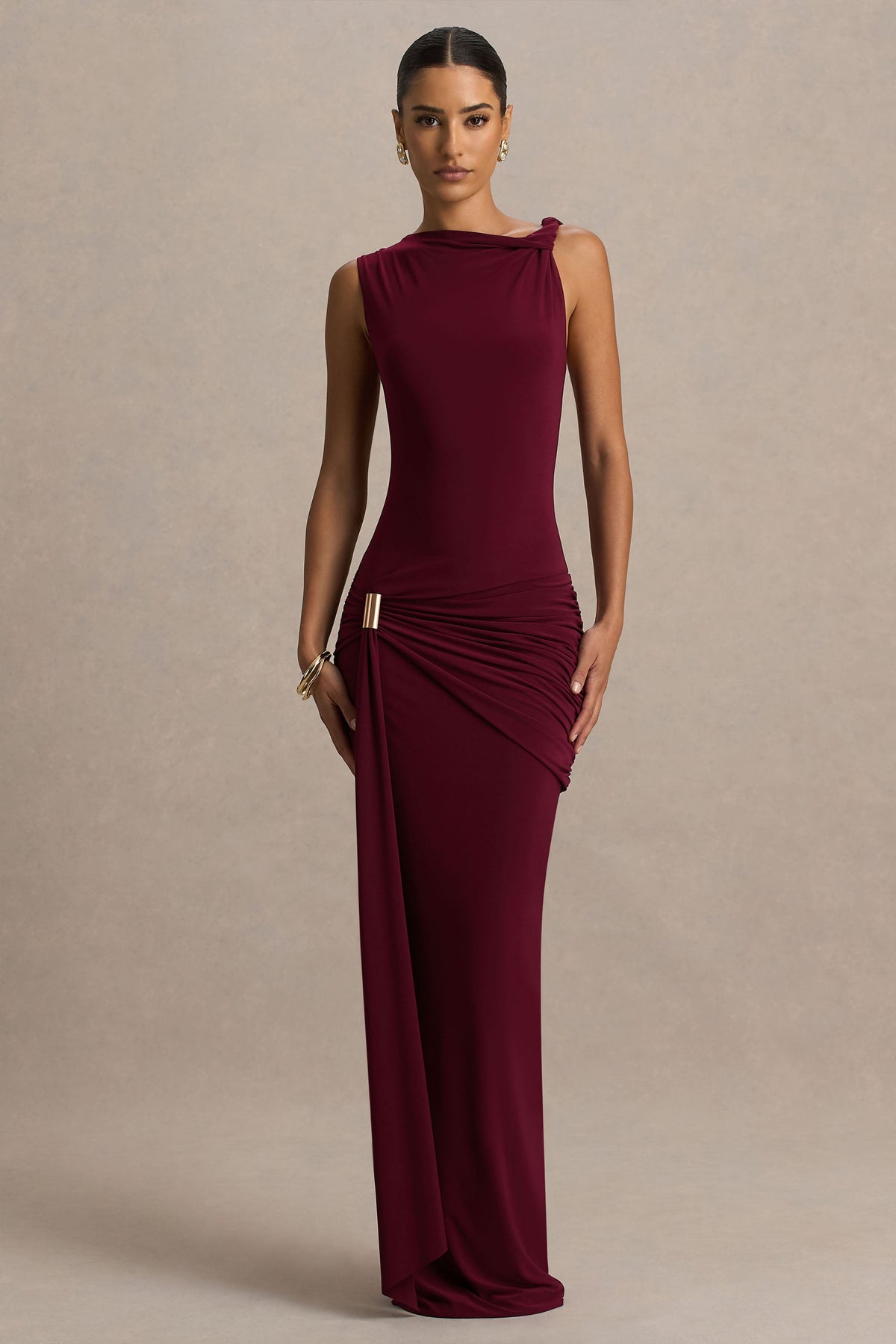 Decadence | Vestido largo burdeos de cuello alto con manga retorcida y detalle de lazo