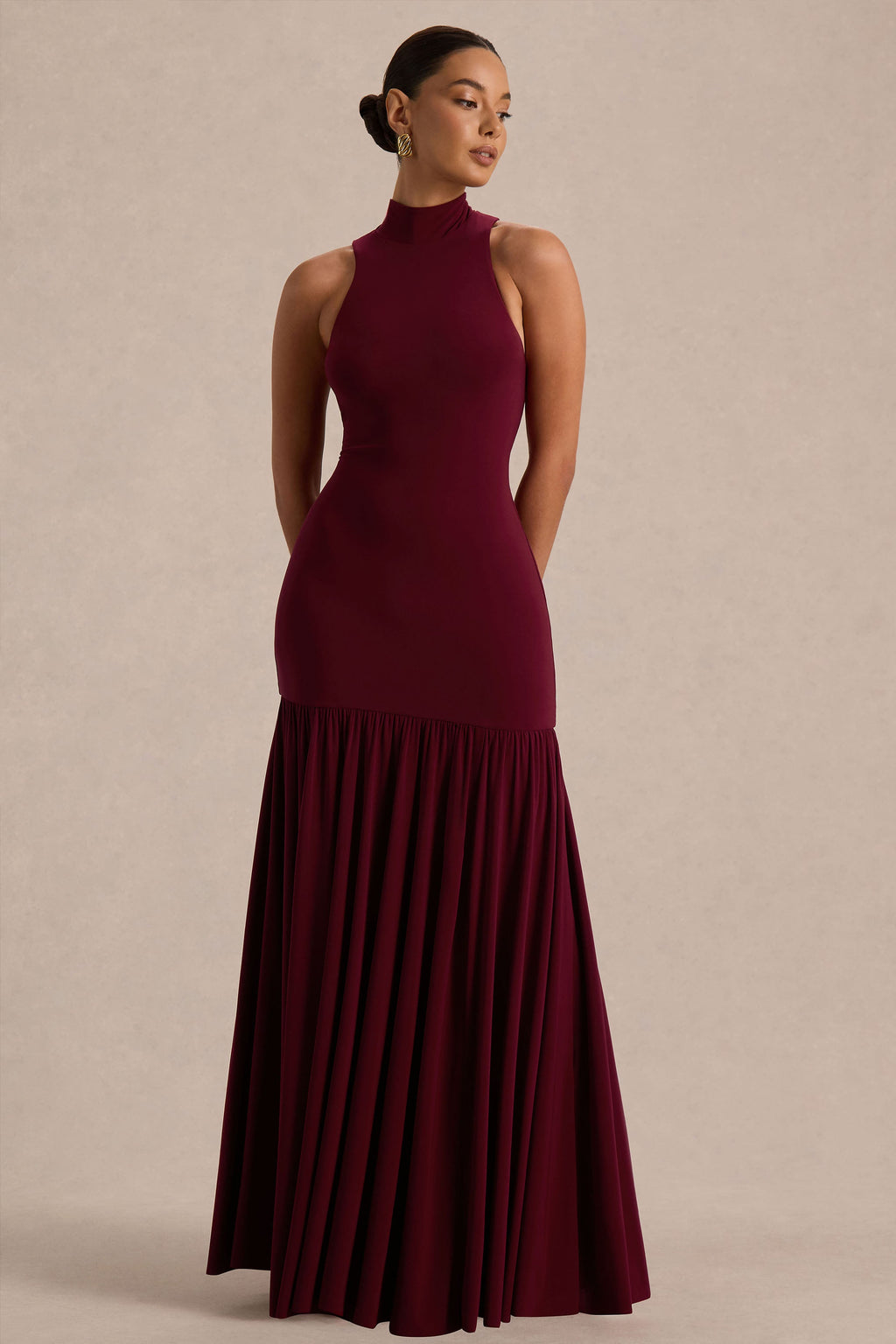 Tasmin | Vestido largo color burdeos con cuello alto y cintura caída