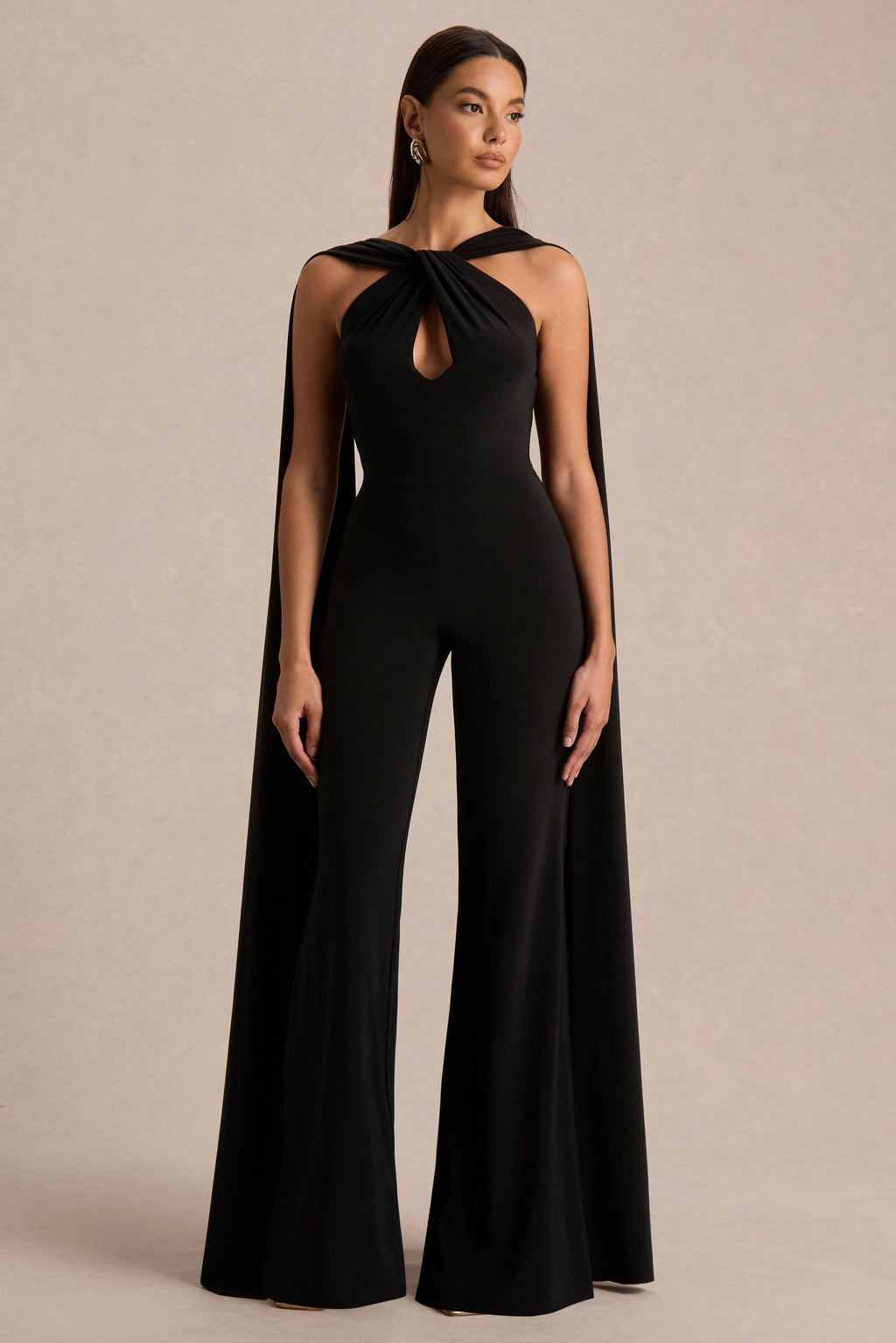 Mindy | Mono negro con escote halter y capa