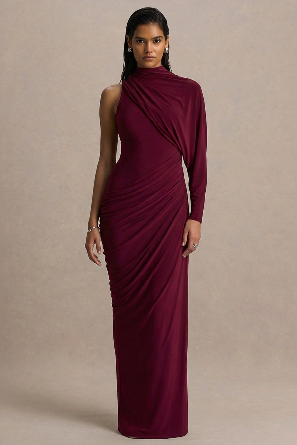Aphra | Vestido largo burdeos con cuello alto y mangas tipo capa