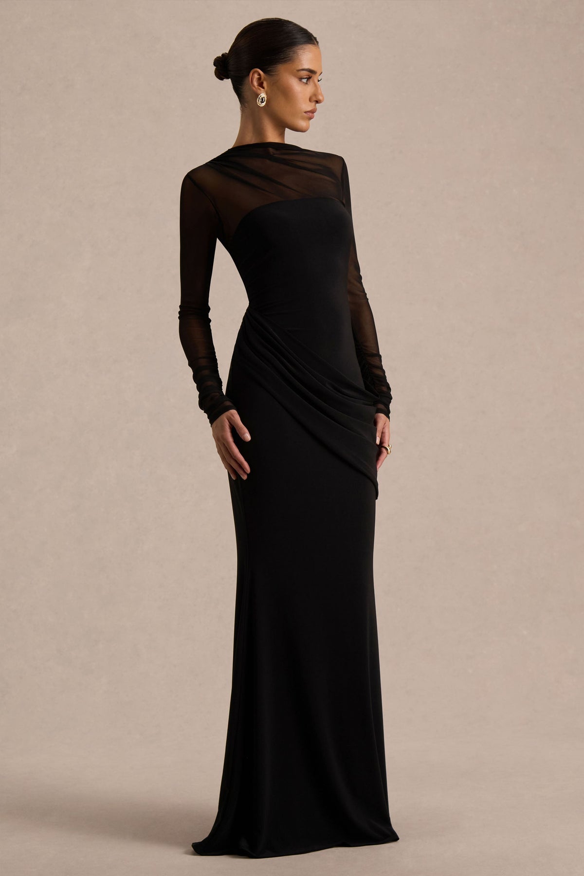 Deema | Vestido largo negro de punto con cuello alto, manga larga y fruncido