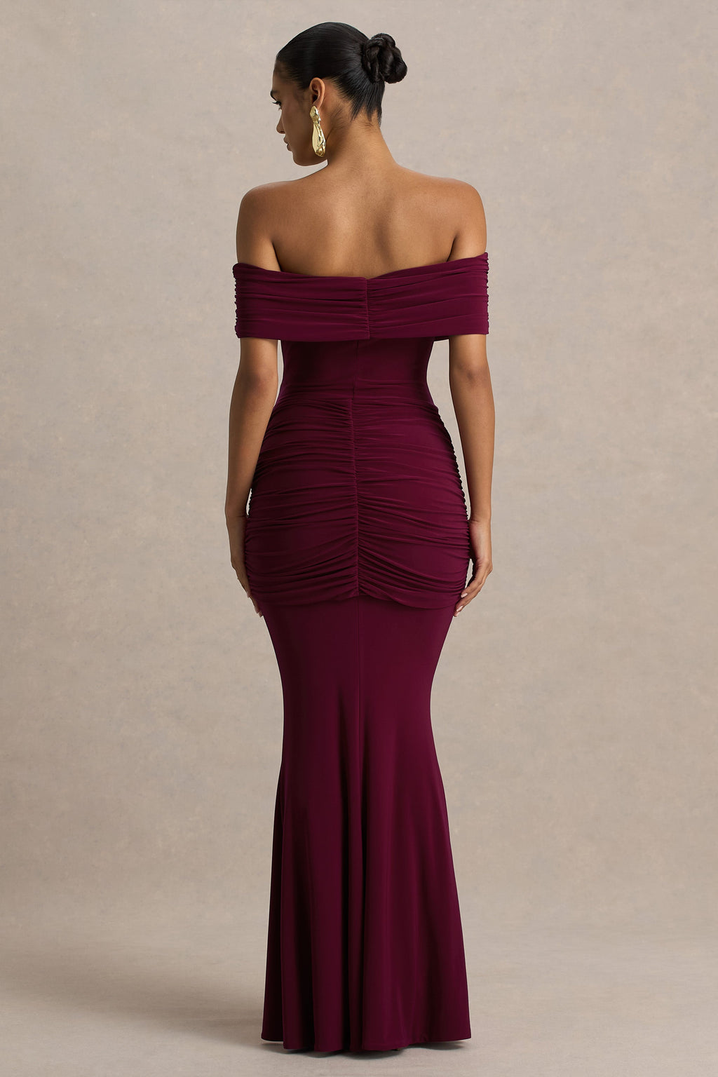 Envisioned | Vestido largo burdeos con escote Bardot y detalles fruncidos y drapeados