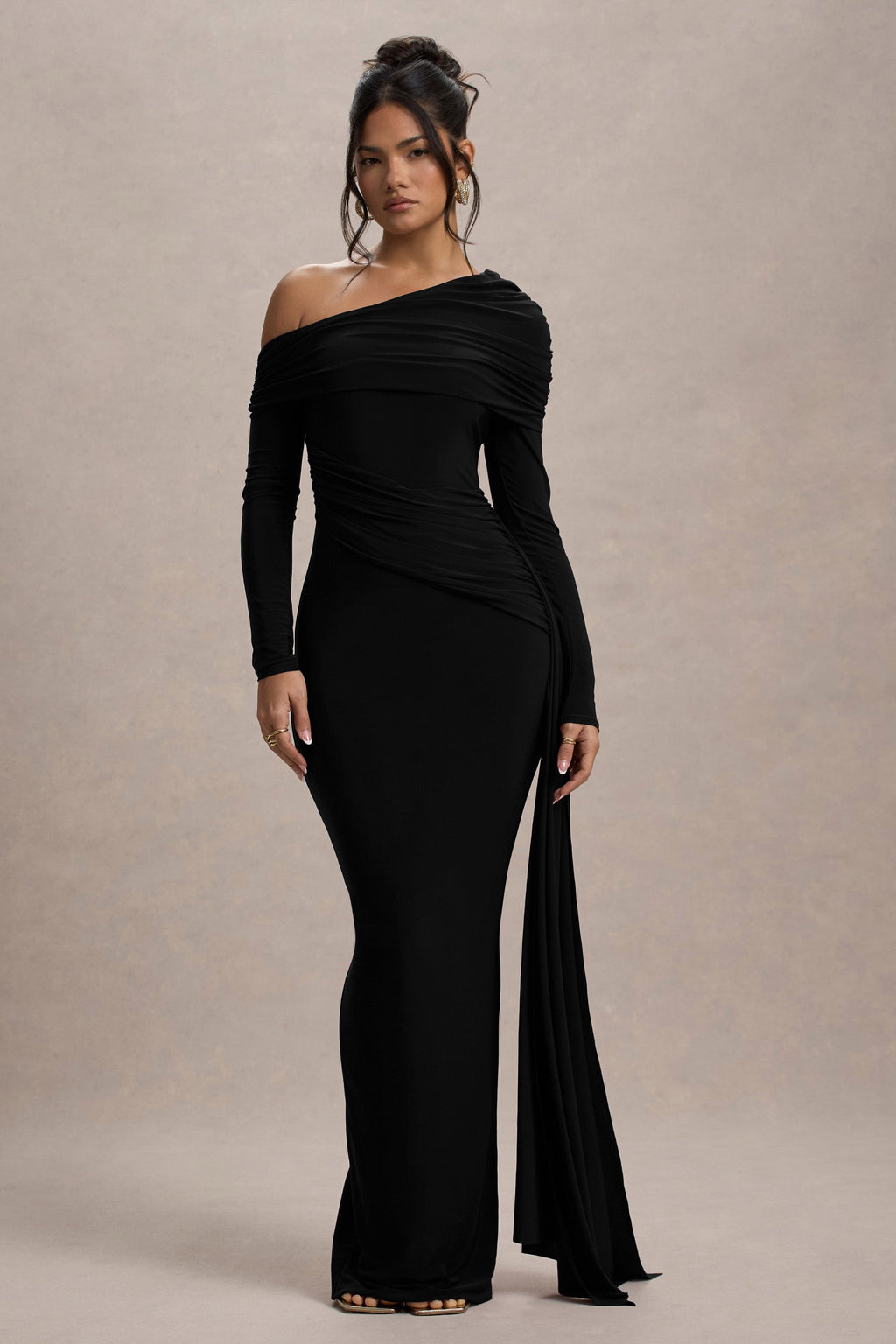 Valina | Vestido largo negro con escote asimétrico y drapeado