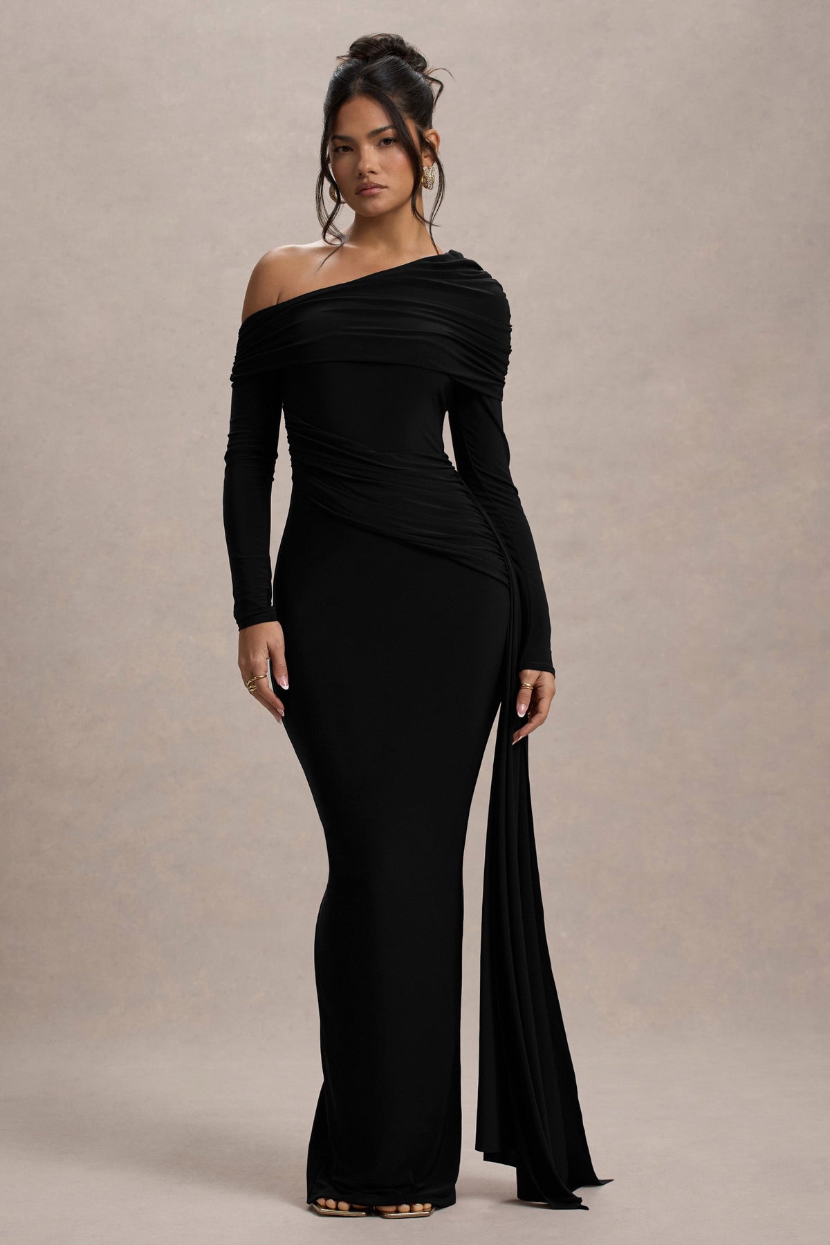 Valina | Vestido largo negro con escote asimétrico y drapeado