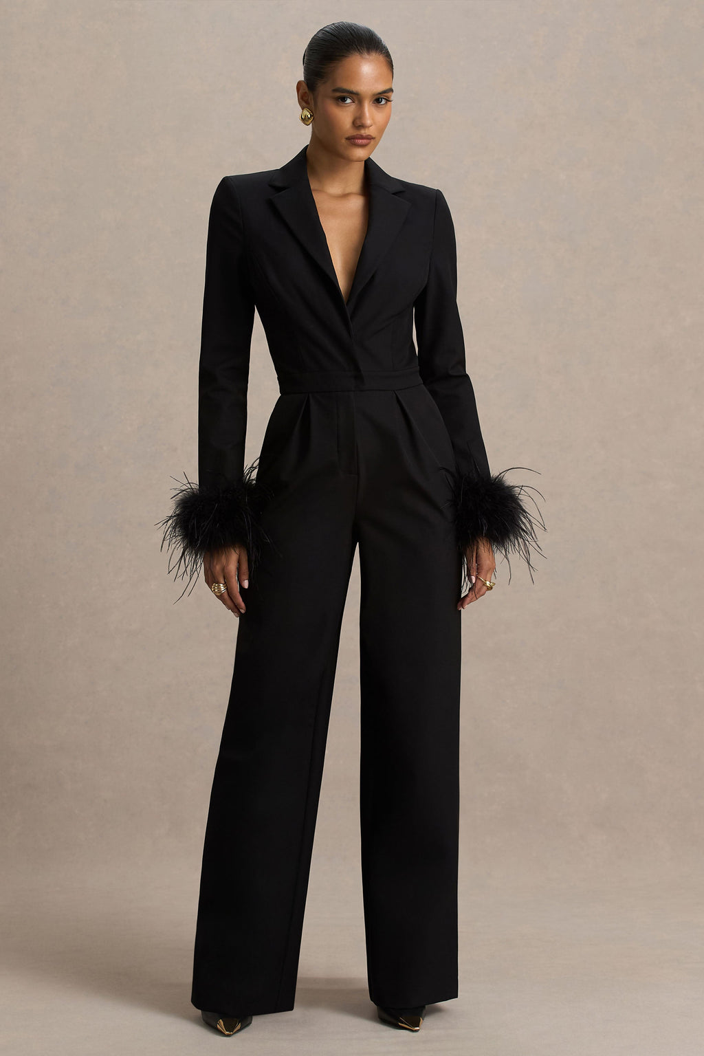 Lissy | Mono negro con escote en V y mangas adornadas con plumas