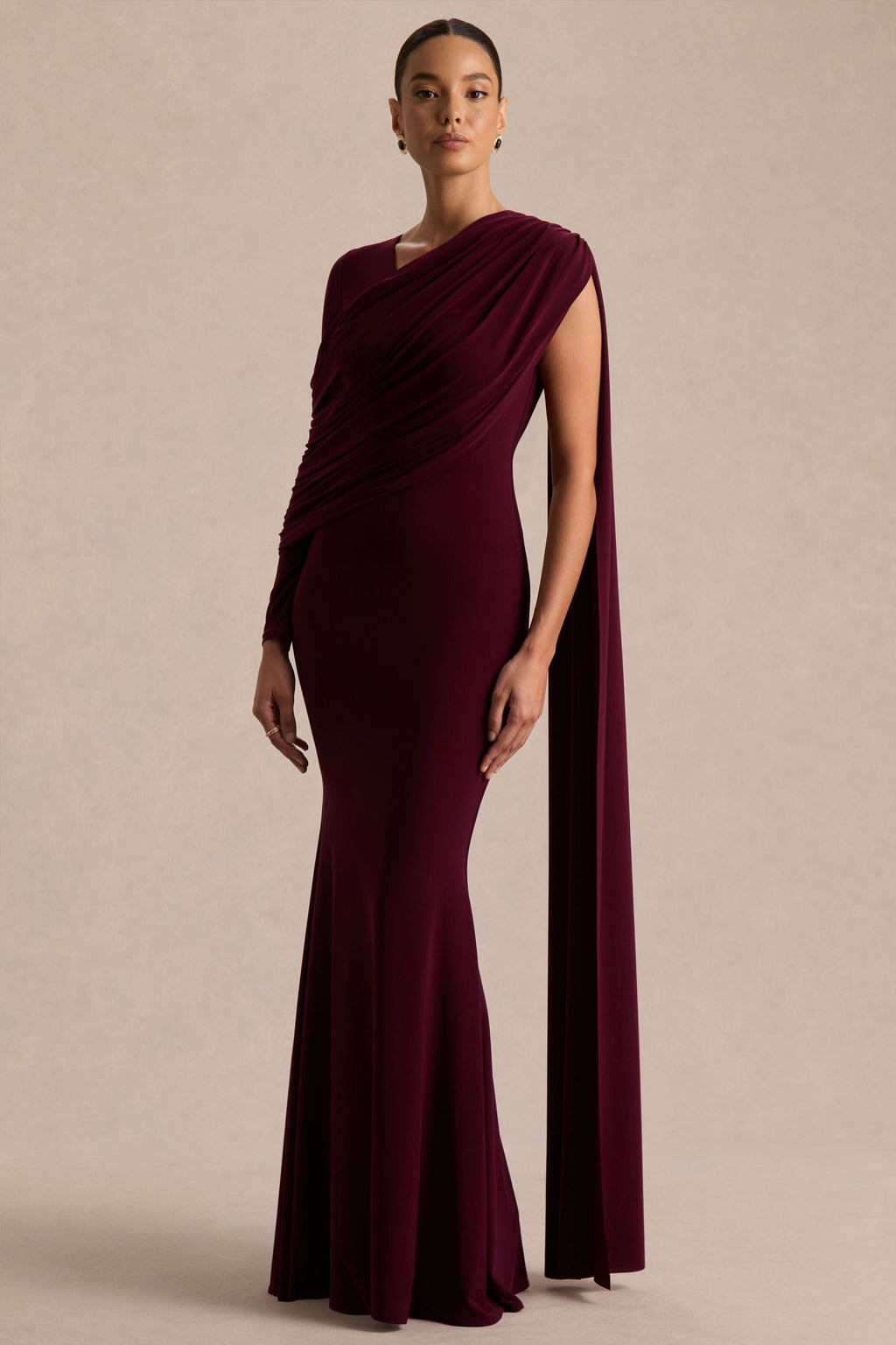 Rubelle | Vestido largo burdeos con escote asimétrico y detalle drapeado