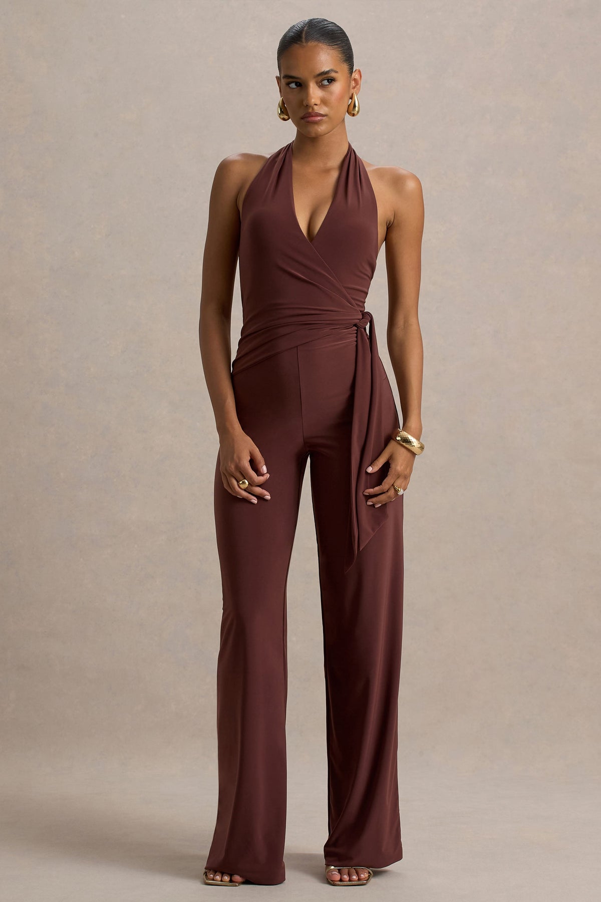 Marlais | Mono color chocolate con escote profundo y lazo en la cintura